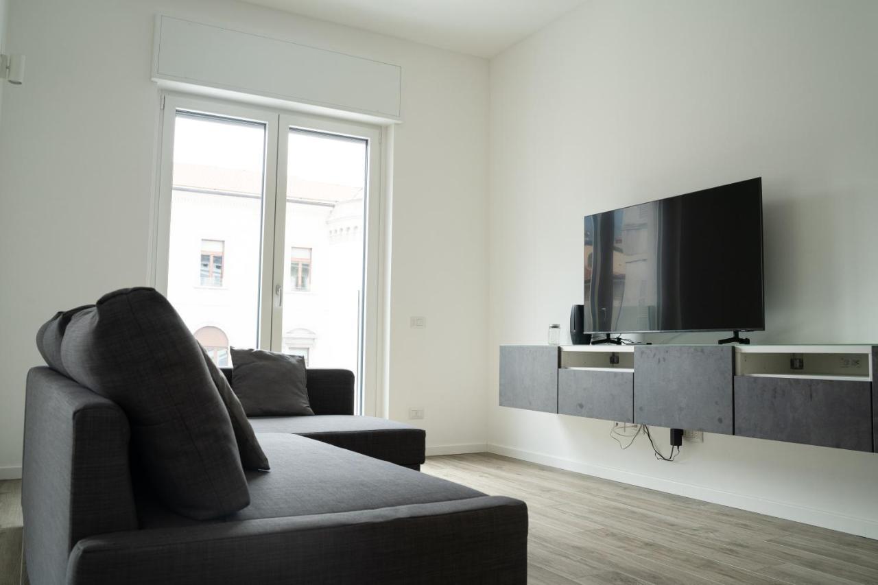 Piazza XX Settembre - Feel The Centre Apartment Lecco Bagian luar foto