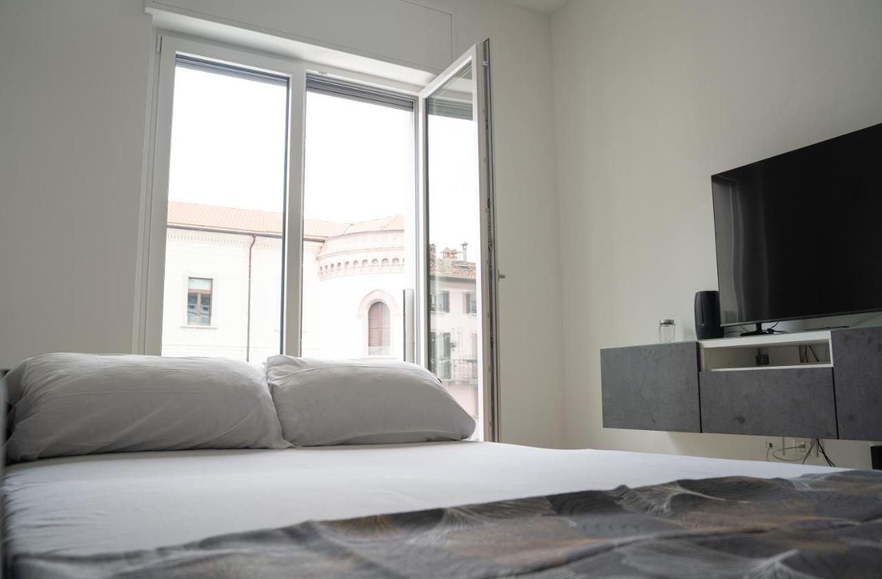 Piazza XX Settembre - Feel The Centre Apartment Lecco Bagian luar foto