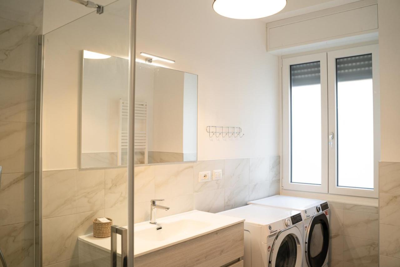 Piazza XX Settembre - Feel The Centre Apartment Lecco Bagian luar foto