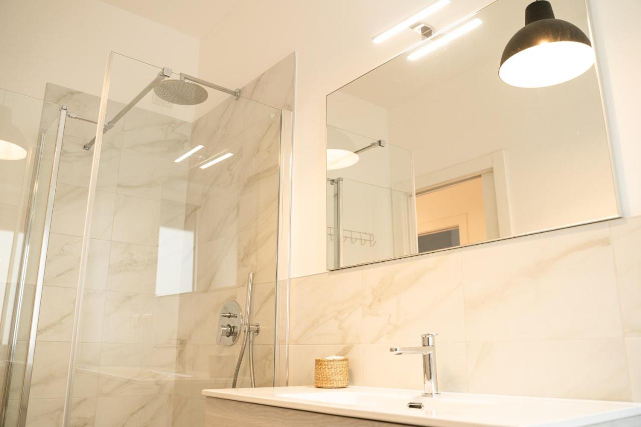 Piazza XX Settembre - Feel The Centre Apartment Lecco Bagian luar foto