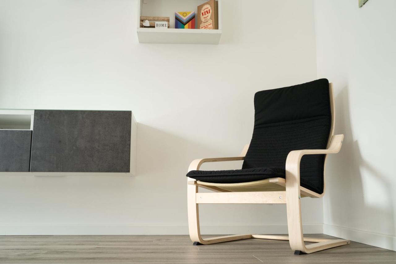 Piazza XX Settembre - Feel The Centre Apartment Lecco Bagian luar foto